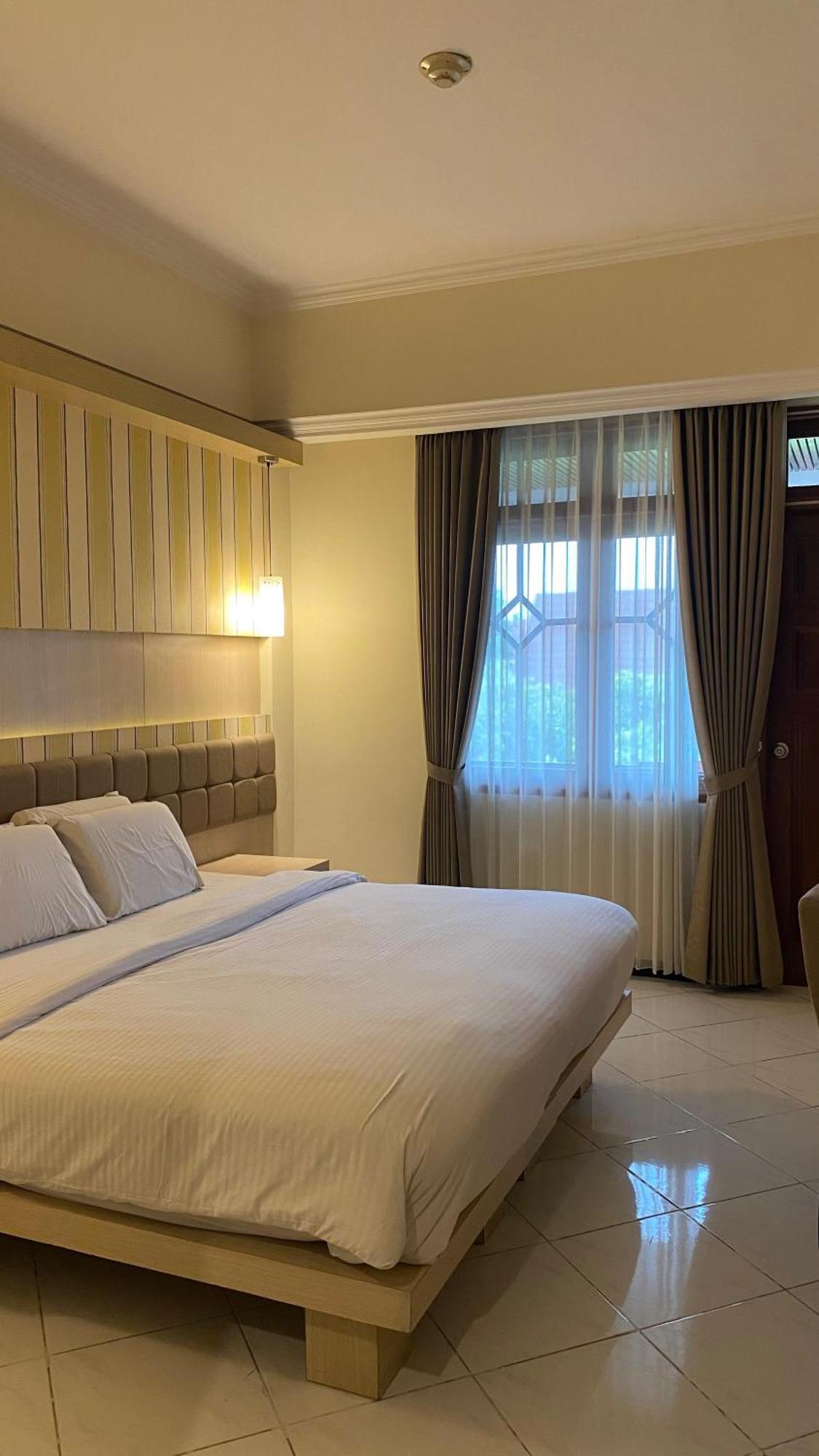 Royal Hotel And Villa Batu Batu  Dış mekan fotoğraf